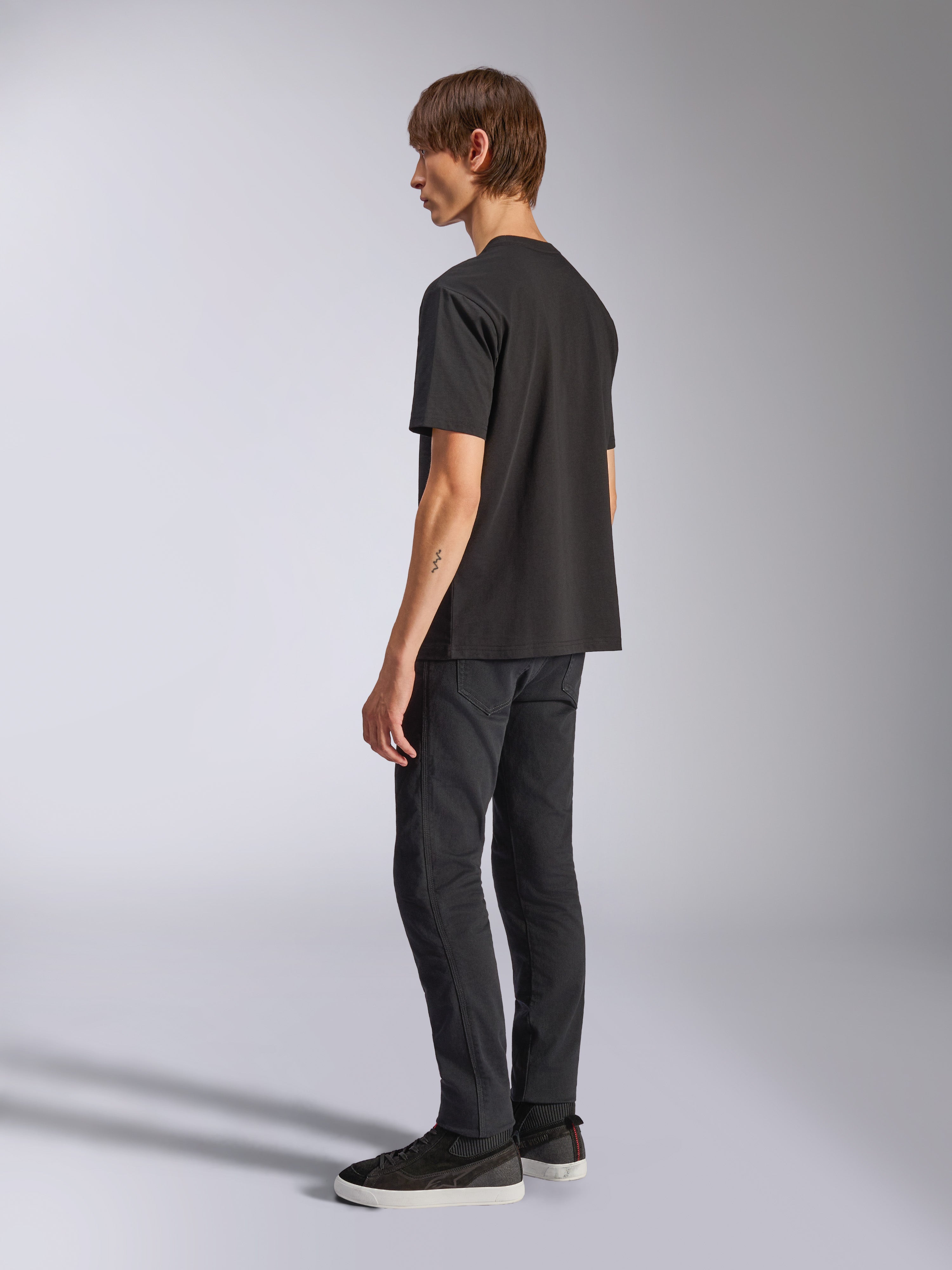 Alpinestars CSF Tee, Kurzarm-T-Shirt, Schwarz, Rückansicht im Profil, lässige Motorsport-Streetwear