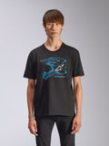 Alpinestars CSF Tee, kurzärmeliges T-Shirt, Schwarz, blaue Motocross-Helm-Grafik mit weißem Astars-Logo, lässige, vom Motorsport inspirierte Streetwear, getragen von einem Model