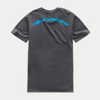 Alpinestars Horizon CSF Tee, kurzärmeliges T-Shirt, Anthrazit, Rückansicht mit blauem, bogenförmigem Alpinestars-Schriftzug über den Schultern, lässige Sportbekleidung