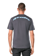Alpinestars Horizon CSF T-Shirt, Kurzarm-T-Shirt, Anthrazit, Rückansicht mit einem hellblauen Alpinestars-Bogenschriftzug, Freizeit-Sportbekleidung
