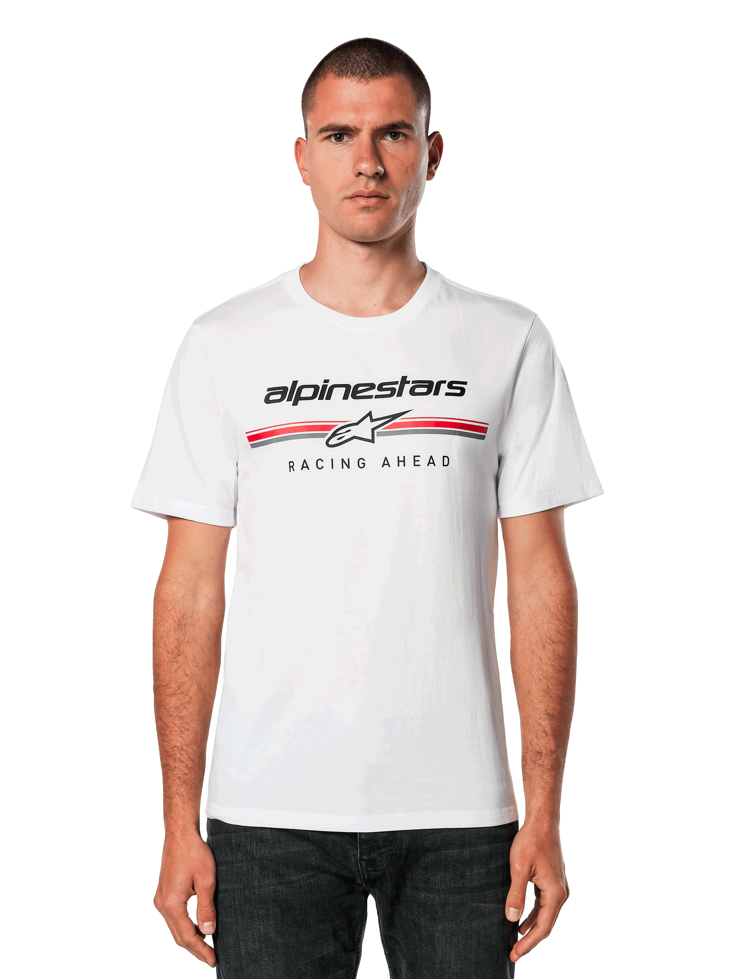 Alpinestars Betteryet CSF Tee, weißes Kurzarm-T-Shirt, mit schwarzem Alpinestars-Logo sowie roten und grauen Streifen mit „Racing Ahead“-Grafik, präsentiert von einem Mann in dunkler Jeans, lässige Motorsport-Streetwear