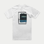 Alpinestars Galun CSF Tee, Kurzarm-T-Shirt, Weiß, mit einer zentralen Vintage-Benzinkanister-Grafik, dem Schriftzug „astars Hi Performance Products“ und römischen Ziffern, lässige Motorsport-Sportbekleidung