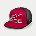 Alpinestars Ride 4.0 Trucker Hat, Rot und Schwarz, flacher Schirm mit strukturierter Krone, weißes 3D-gedrucktes Ride-Logo und Alpinestars A-Star auf der Vorderseite, schwarze Mesh-Rückseite mit weißer seitlicher Logo-Stickerei, lässiger Streetwear-Stil