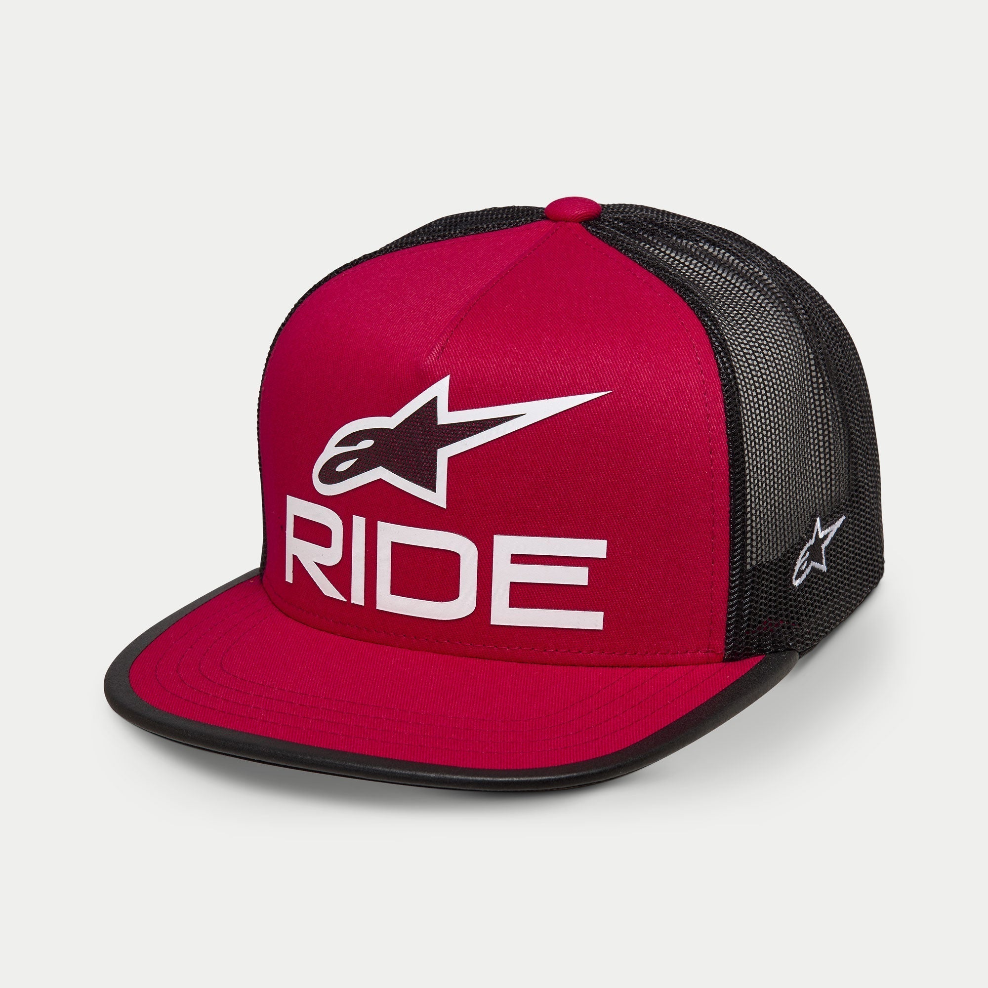 Alpinestars Ride 4.0 Trucker Hat, Rot und Schwarz, flacher Schirm mit strukturierter Krone, weißes 3D-gedrucktes Ride-Logo und Alpinestars A-Star auf der Vorderseite, schwarze Mesh-Rückseite mit weißer seitlicher Logo-Stickerei, lässiger Streetwear-Stil