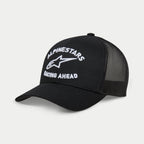Alpinestars Triple Trucker Cap, schwarze Trucker-Mütze, gebogener Schirm, weiße 3D-Stickerei mit „ALPINESTARS“ und „RACING AHEAD“ Logo, Twill-Front und Mesh-Rückseite, lässige Motorsport-Bekleidung