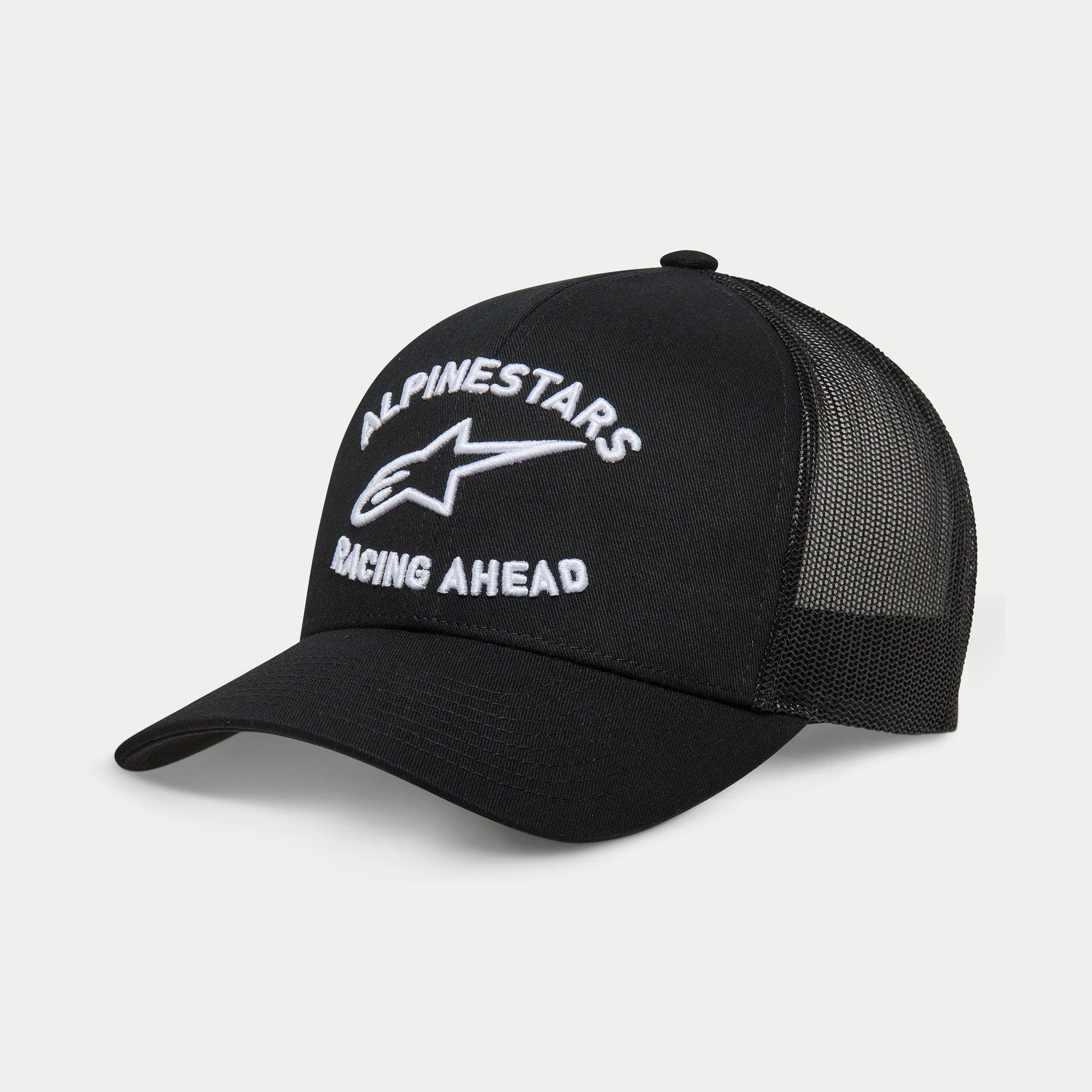 Alpinestars Triple Trucker Cap, schwarze Trucker-Mütze, gebogener Schirm, weiße 3D-Stickerei mit „ALPINESTARS“ und „RACING AHEAD“ Logo, Twill-Front und Mesh-Rückseite, lässige Motorsport-Bekleidung