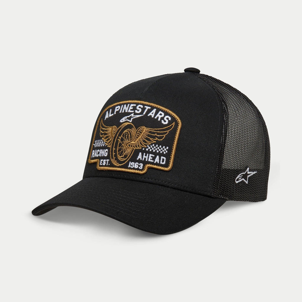 Alpinestars Heritage Patch Trucker Mütze, Schwarz, strukturierte Krone mit gebogenem Schirm, großer bestickter Heritage-Patch vorne mit geflügeltem Rad und 'Racing Ahead Est. 1963', schwarze Mesh-Rückseite mit seitlichem Stern-Logo, lässige Motorsport-Lifestyle-Kopfbedeckung