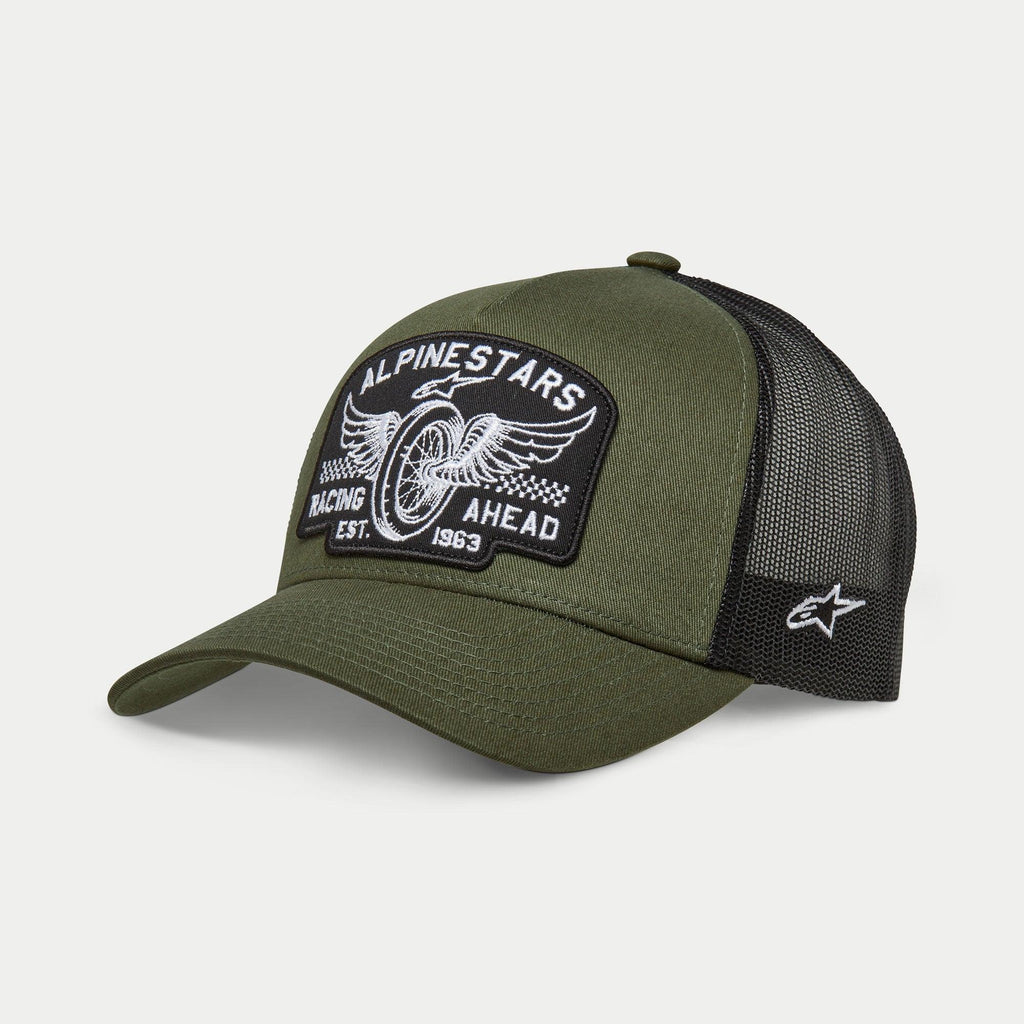 Alpinestars Heritage Patch Trucker Mütze, Military Black und Olivgrün, gebogener Schirm mit strukturierter Krone, großer bestickter Front-Patch mit Vintage-Motorradrad-Grafik und „Racing Ahead“-Schriftzug, schwarze Mesh-Rückseite mit weißem Ageless-Logo an der Seite.