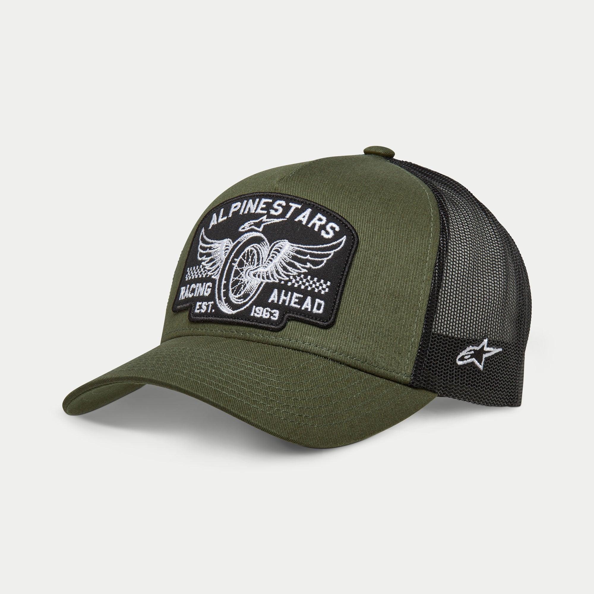 Alpinestars Heritage Patch Trucker Mütze, Military Black und Olivgrün, gebogener Schirm mit strukturierter Krone, großer bestickter Front-Patch mit Vintage-Motorradrad-Grafik und „Racing Ahead“-Schriftzug, schwarze Mesh-Rückseite mit weißem Ageless-Logo an der Seite.