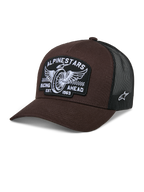 Alpinestars Heritage Patch Trucker Hat, Braun und Schwarz, großer Front-Patch mit Flügelrad-Stickerei und „RACING AHEAD EST. 1963“-Schriftzug, atmungsaktive schwarze Mesh-Rückseite, gebogener Schirm, weißes Stern-Logo an der Seite, Motorsport-inspirierte Freizeitkopfbedeckung