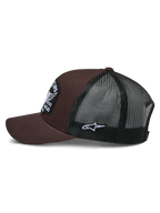 Alpinestars Heritage Patch Trucker Mütze, Braun und Schwarz, Seitenansicht mit brauner Twill-Vorderseite und schwarzer Mesh-Rückseite, weißer seitlicher Ageless-Logo-Patch, strukturierte Krone und gebogener Schirm