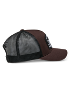 Alpinestars Heritage Patch Trucker Mütze, Braun und Schwarz, mit strukturierter Krone, einem großen bestickten Patch, gebogenem Schirm und schwarzer Mesh-Rückseite, lässiges, vom Motorsport inspiriertes Design