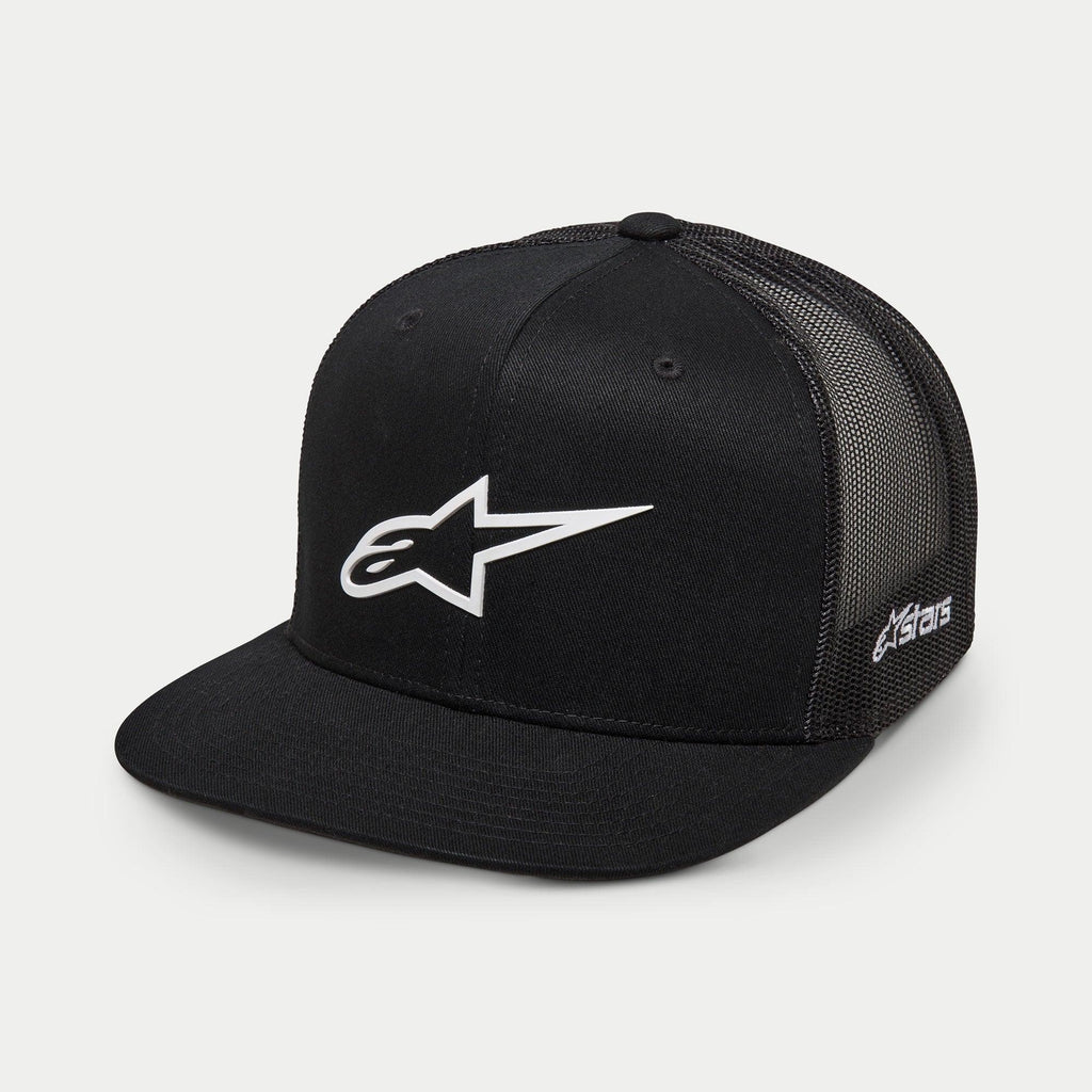 Alpinestars 3D Ageless Trucker Hat, Schwarz und Weiß, strukturierte Krone mit flachem Schirm, Poly-Mesh-Rückseite, mit großem weißem 3D-gesticktem Ageless-Logo auf der Vorderseite und seitlichem Astars-Branding, lässige Motorsport-Lifestyle-Cap