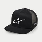 Alpinestars 3D Ageless Trucker Hat, Schwarz und Weiß, strukturierte Krone mit flachem Schirm, Poly-Mesh-Rückseite, mit großem weißem 3D-gesticktem Ageless-Logo auf der Vorderseite und seitlichem Astars-Branding, lässige Motorsport-Lifestyle-Cap