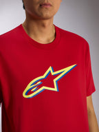 Alpinestars Ageless Shadow CSF Tee, kurzärmeliges T-Shirt, Rot, gelbe und blaue Ageless Shadow Logo-Grafik, Nahaufnahme am Model, lässige Motorsport-Streetwear