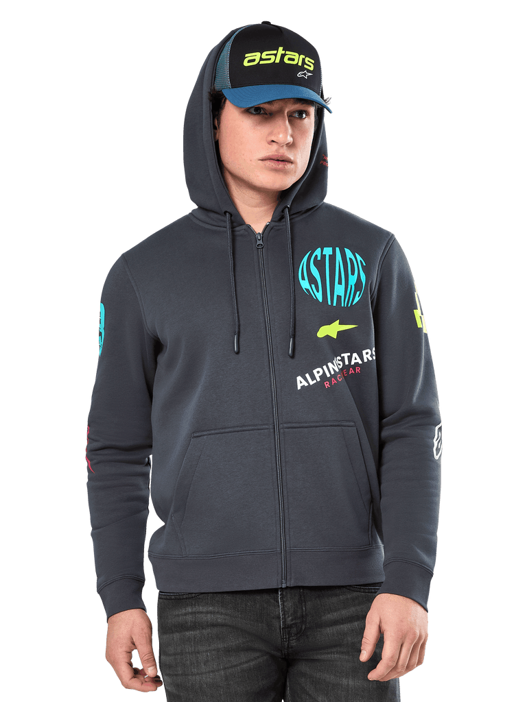 Alpinestars Variegate Hoodie, Fleece-Hoodie mit Reißverschluss vorne, Gunmetal-Grau mit mehrfarbigen Logo-Grafiken auf der Brust und den Ärmeln, getragen von einem Model mit passender Kappe, lässige Streetwear mit Kängurutaschen und durchgehendem Reißverschluss