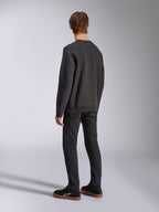 Alpinestars Positive Crew, schwarzes Pullover-Sweatshirt, Rückansicht am Model, lässige, vom Motorsport inspirierte Streetwear, mit Rippbündchen an Saum und Ärmeln