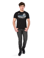 Alpinestars Semicircle CSF Tee, Kurzarm-T-Shirt, Schwarz, weißes und hellblaues geschwungenes Grafik-Design auf der Brust, getragen von einem Modell mit dunkelgrauen Jeans und schwarzen Sneakern, lässige Motorsport-Streetwear