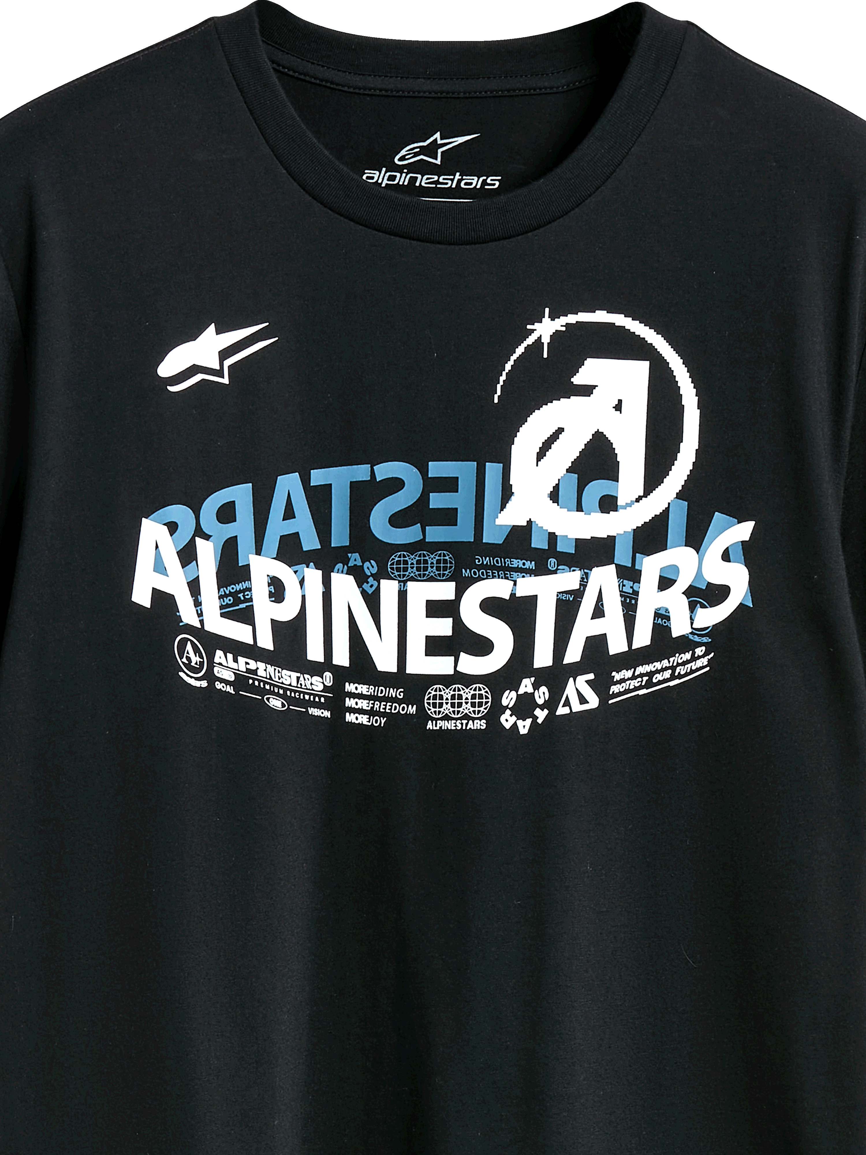 Alpinestars Semicircle CSF Tee, Kurzarm-T-Shirt, Schwarz, mit einer komplexen, geschwungenen Alpinestars-Grafik in Weiß und Blau, technischen Icons und Slogans, Casual Motorsport Streetwear