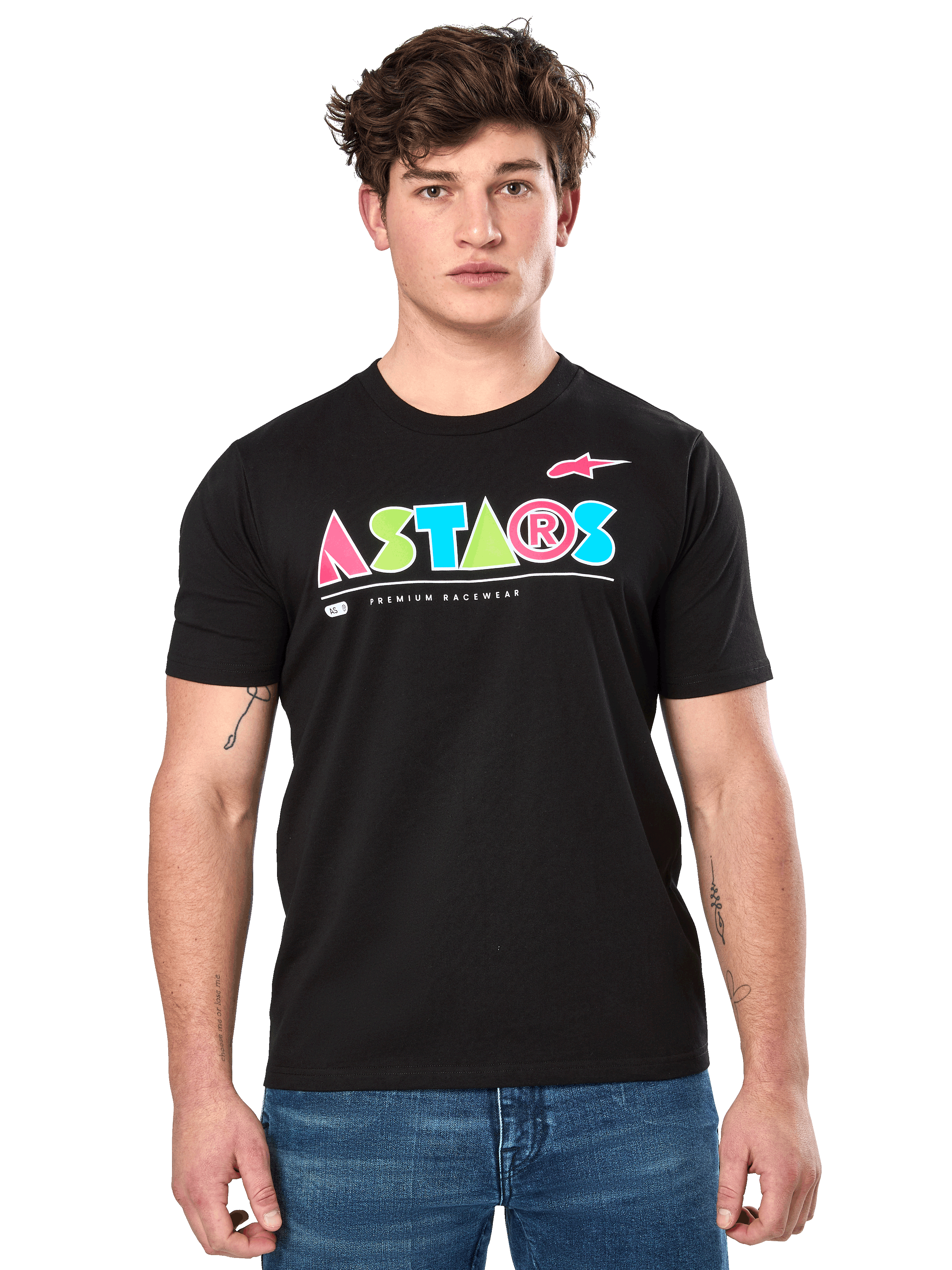 Alpinestars Cereal CSF Tee, schwarzes Kurzarm-T-Shirt, von einem männlichen Model getragen, farbenfrohes geometrisches ASTARS-Logo mit „Premium Racewear“-Schriftzug, lässige Motorsport-Streetwear