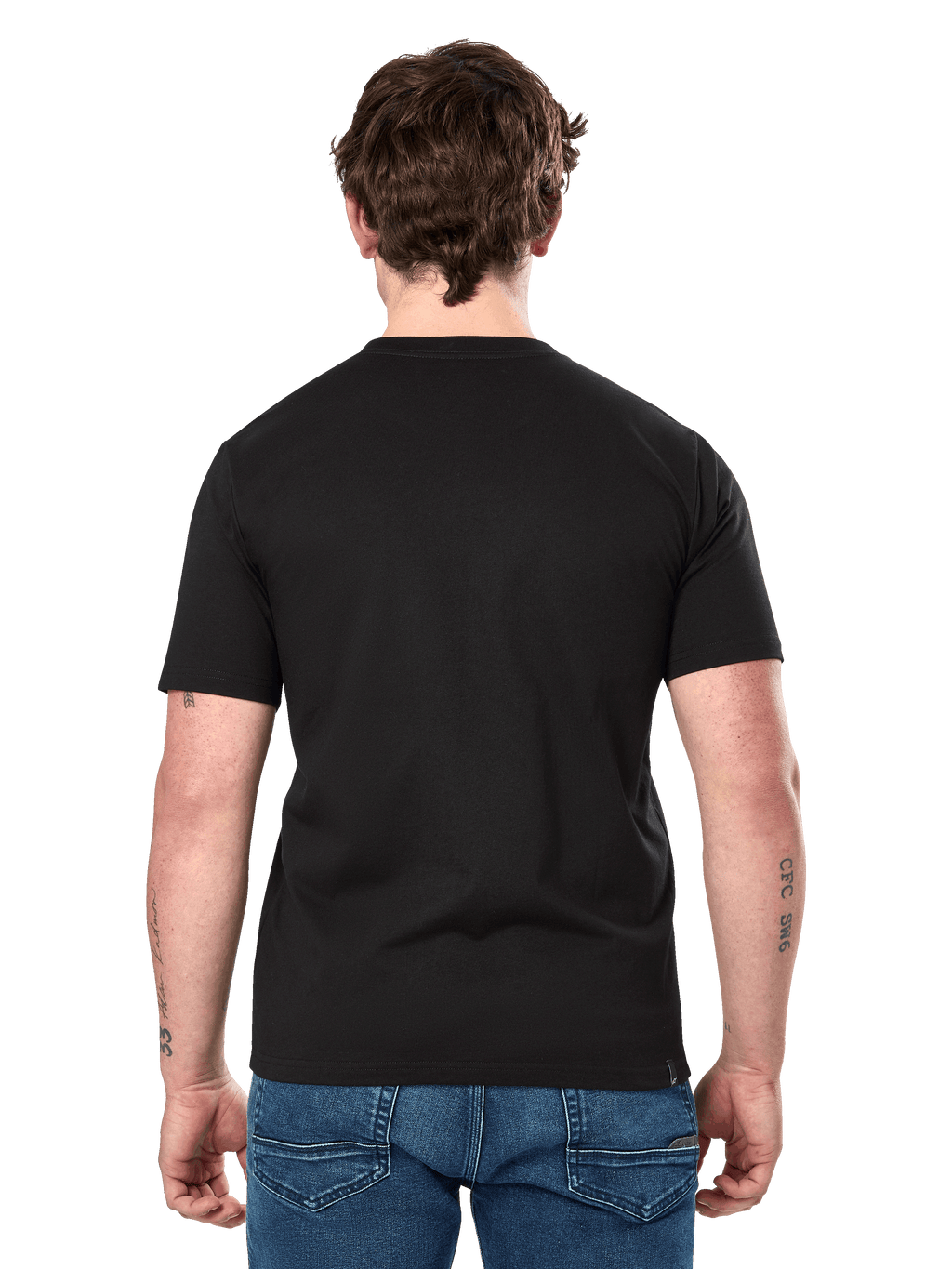 Alpinestars Dot Carbon CSF Tee, Kurzarm-T-Shirt, Schwarz, Rückansicht am Modell mit schlichter Rückseite und lässiger Passform, getragen mit blauen Jeans, motorsportinspirierte Streetwear