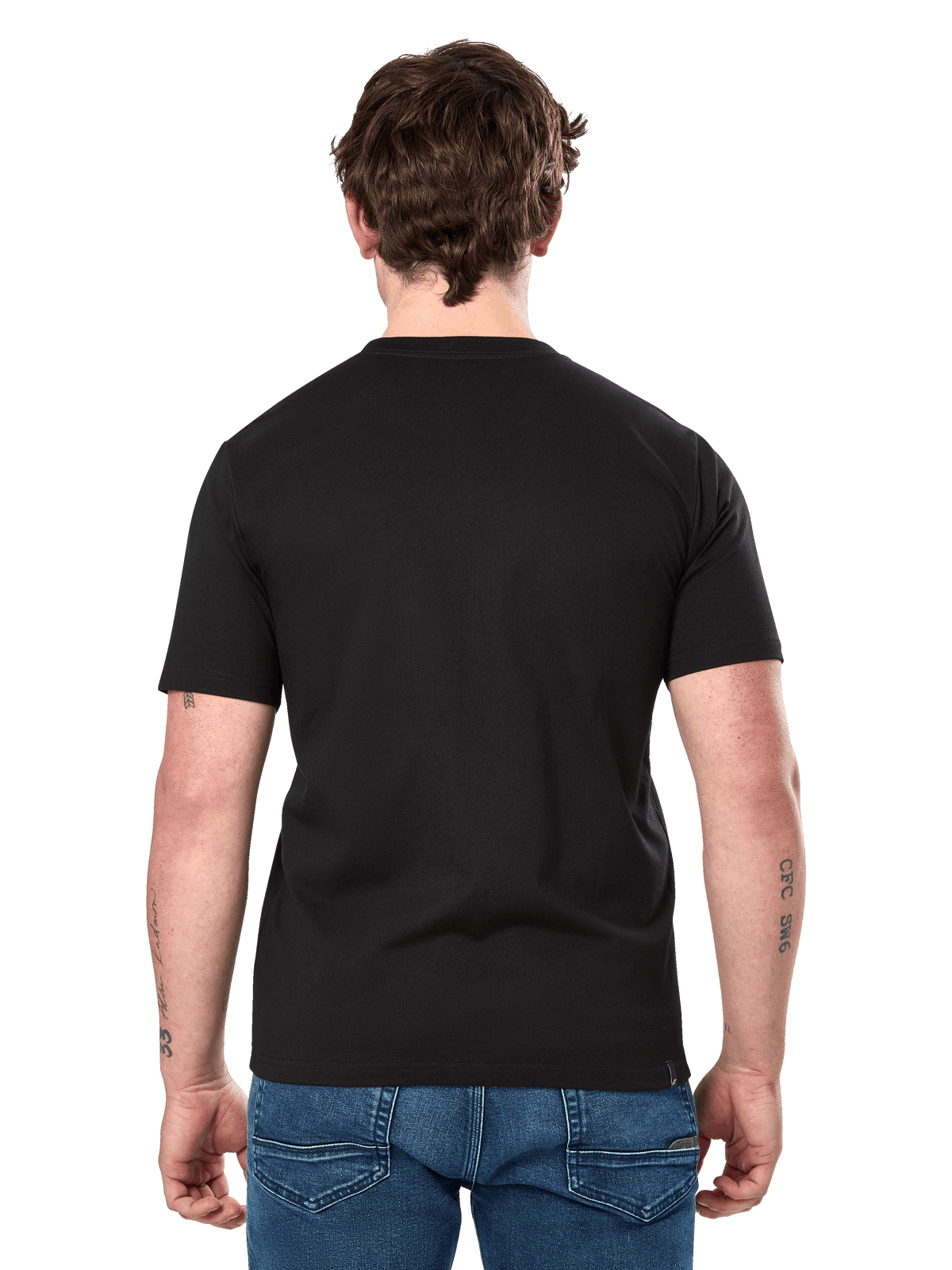 Alpinestars Dot Carbon CSF Tee, Kurzarm-T-Shirt, Schwarz, Rückansicht am Modell mit schlichter Rückseite und lässiger Passform, getragen mit blauen Jeans, motorsportinspirierte Streetwear