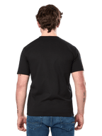 Alpinestars Dot Carbon CSF Tee, Kurzarm-T-Shirt, Schwarz, Rückansicht am Modell mit schlichter Rückseite und lässiger Passform, getragen mit blauen Jeans, motorsportinspirierte Streetwear