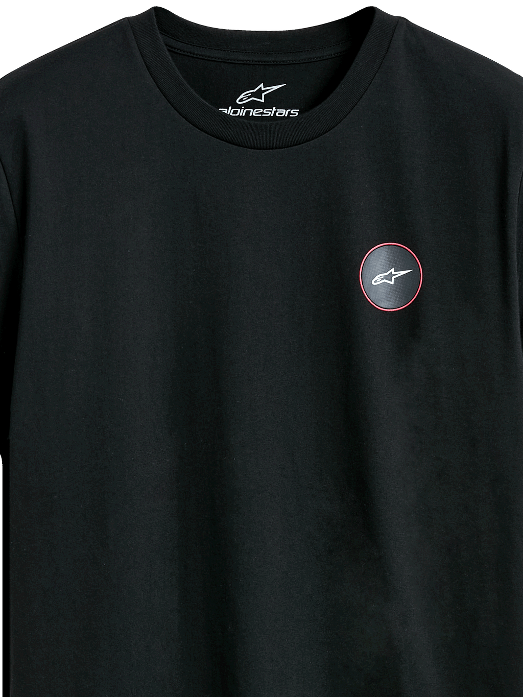 Alpinestars Dot Carbon CSF Tee, Kurzarm-T-Shirt, Schwarz, Nahaufnahme des kreisförmigen Brustlogos in Carbonfaser-Optik mit weißem Astars-Symbol, lässige Motorsport-Streetwear