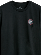 Alpinestars Dot Carbon CSF Tee, Kurzarm-T-Shirt, Schwarz, Nahaufnahme des kreisförmigen Brustlogos in Carbonfaser-Optik mit weißem Astars-Symbol, lässige Motorsport-Streetwear
