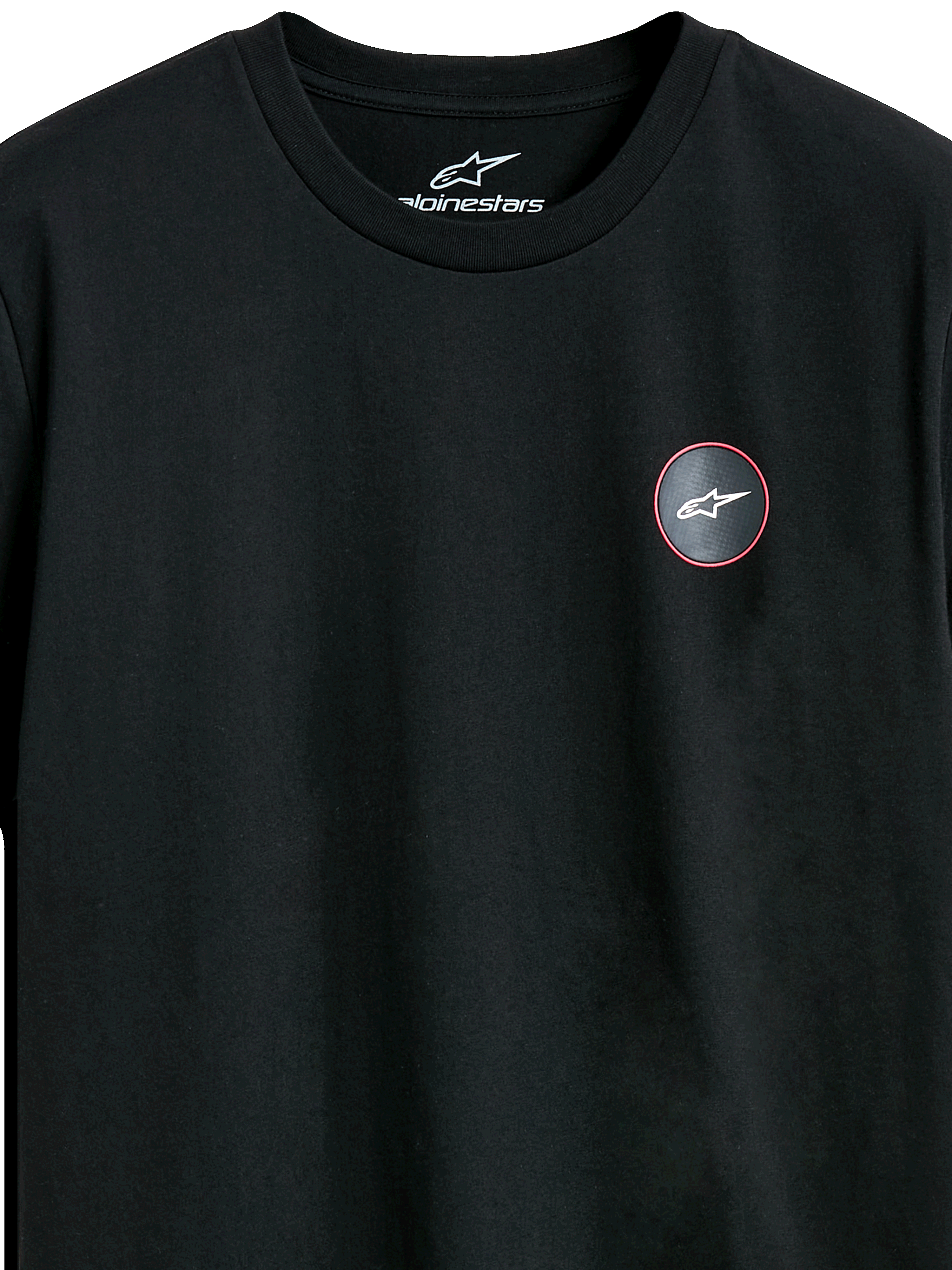 Alpinestars Dot Carbon CSF Tee, Kurzarm-T-Shirt, Schwarz, Nahaufnahme des kreisförmigen Brustlogos in Carbonfaser-Optik mit weißem Astars-Symbol, lässige Motorsport-Streetwear