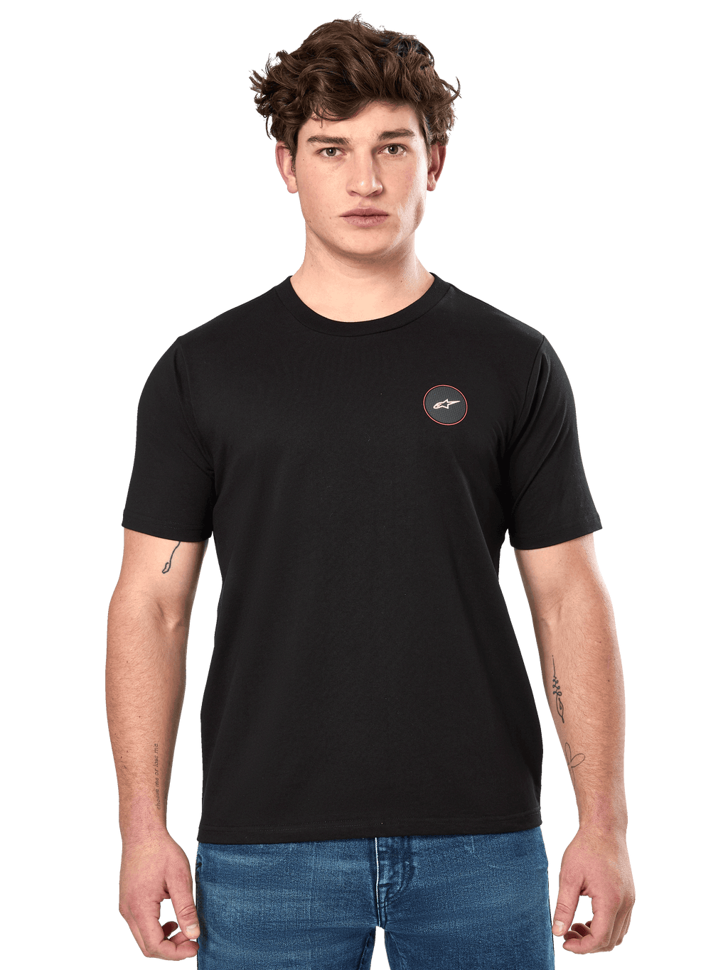 Alpinestars Dot Carbon CSF Tee, Kurzarm-T-Shirt, Schwarz, kleines rundes Brustlogo mit weißem Astar und roter Umrandung, von einem Model mit blauen Jeans getragen, lässige Motorsport-Streetwear