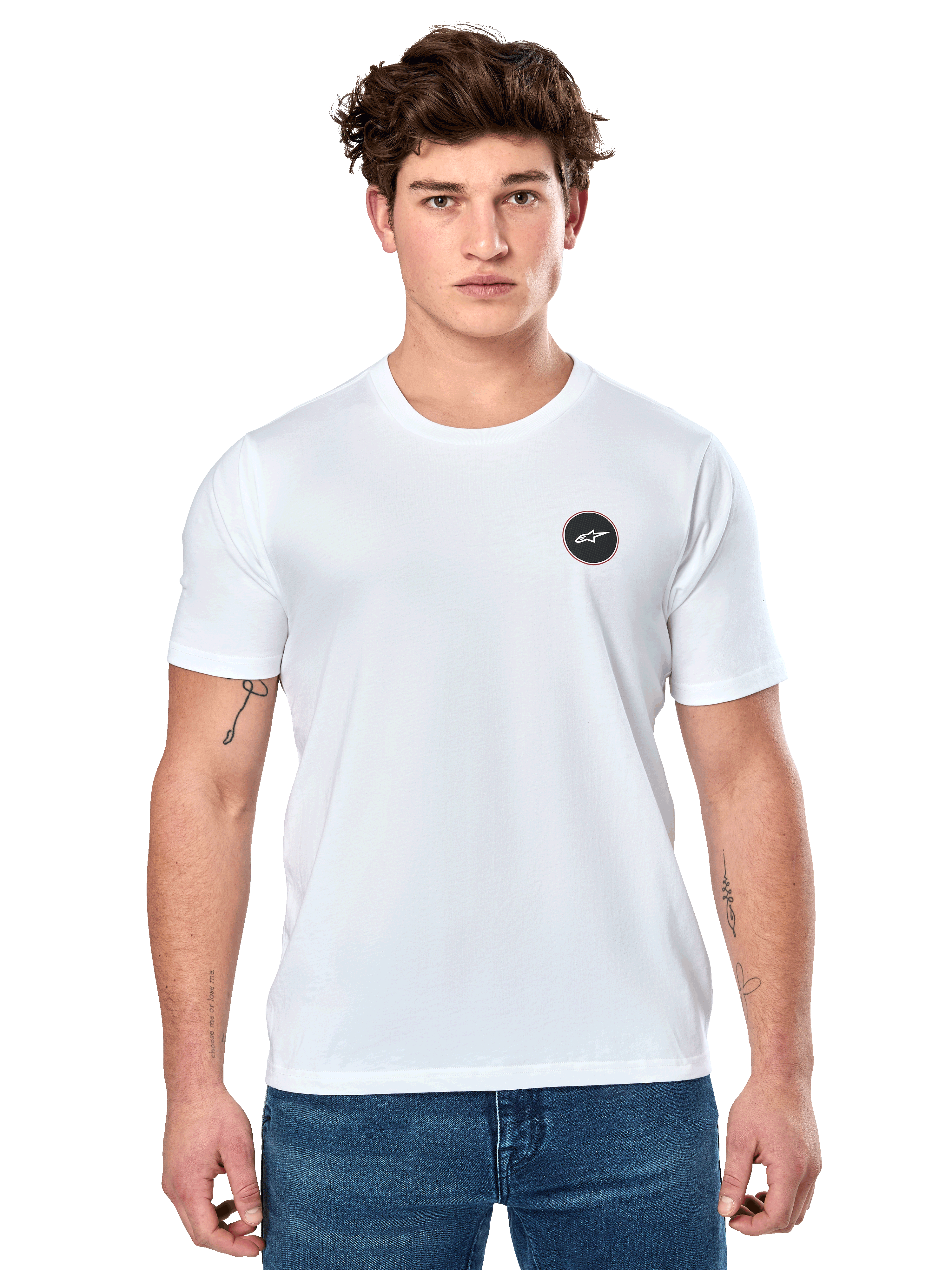 Alpinestars Dot Carbon CSF Tee, weißes Kurzarm-T-Shirt, männliches Model in weißem T-Shirt mit kleinem schwarzen kreisförmigen Logo auf der Brust und blauer Jeans, lässiger Motorsport-Stil