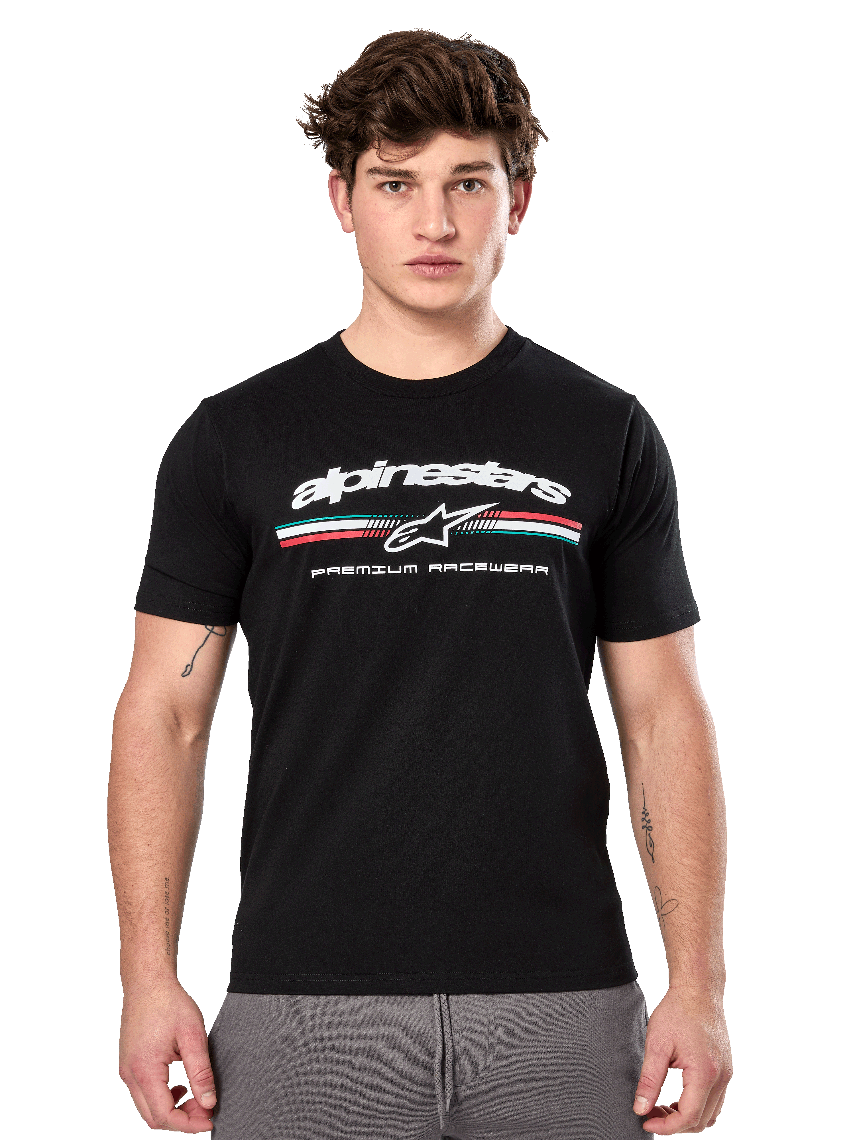 Alpinestars Prevail CSF Tee, schwarzes Kurzarm-T-Shirt an einem Model, weißes Branding mit dreifarbigem Streifen und „PREMIUM RACEWEAR“-Grafik, lässige Motorsport-Streetwear