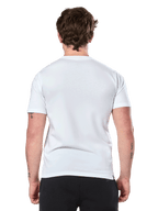 Alpinestars Prevail CSF Tee, Kurzarm-T-Shirt, Weiß, Rückansicht, getragen mit schwarzer Hose, lässige Motorsport-Streetwear