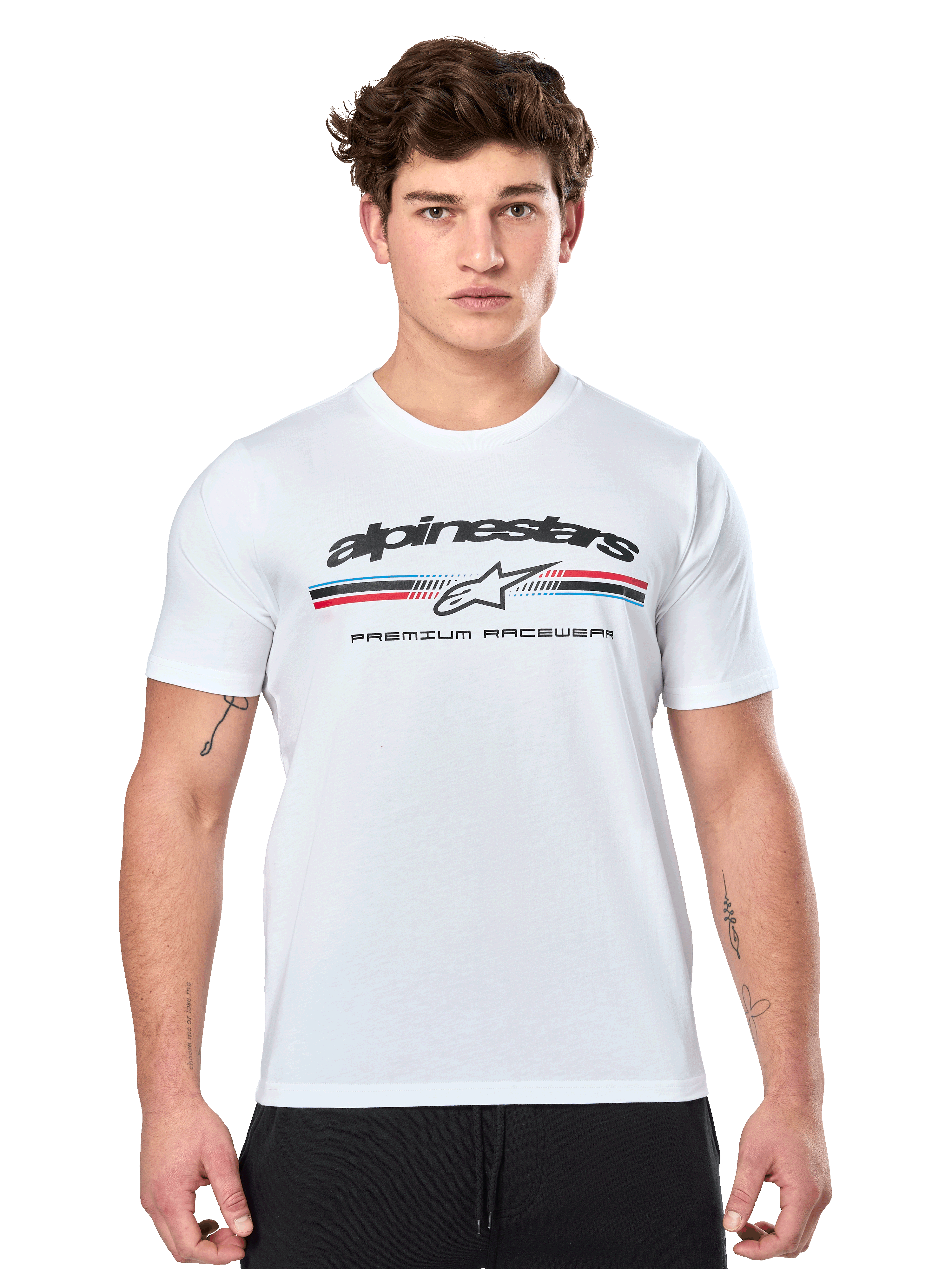 Alpinestars Prevail CSF Tee, weißes Kurzarm-T-Shirt, mit dreifarbigem Streifenlogo im Paddock-Stil, roten und blauen Akzenten, schwarzem Alpinestars-Branding und „Premium Racewear“-Schriftzug, getragen von einem männlichen Model, lässige Motorsport-Bekleidung