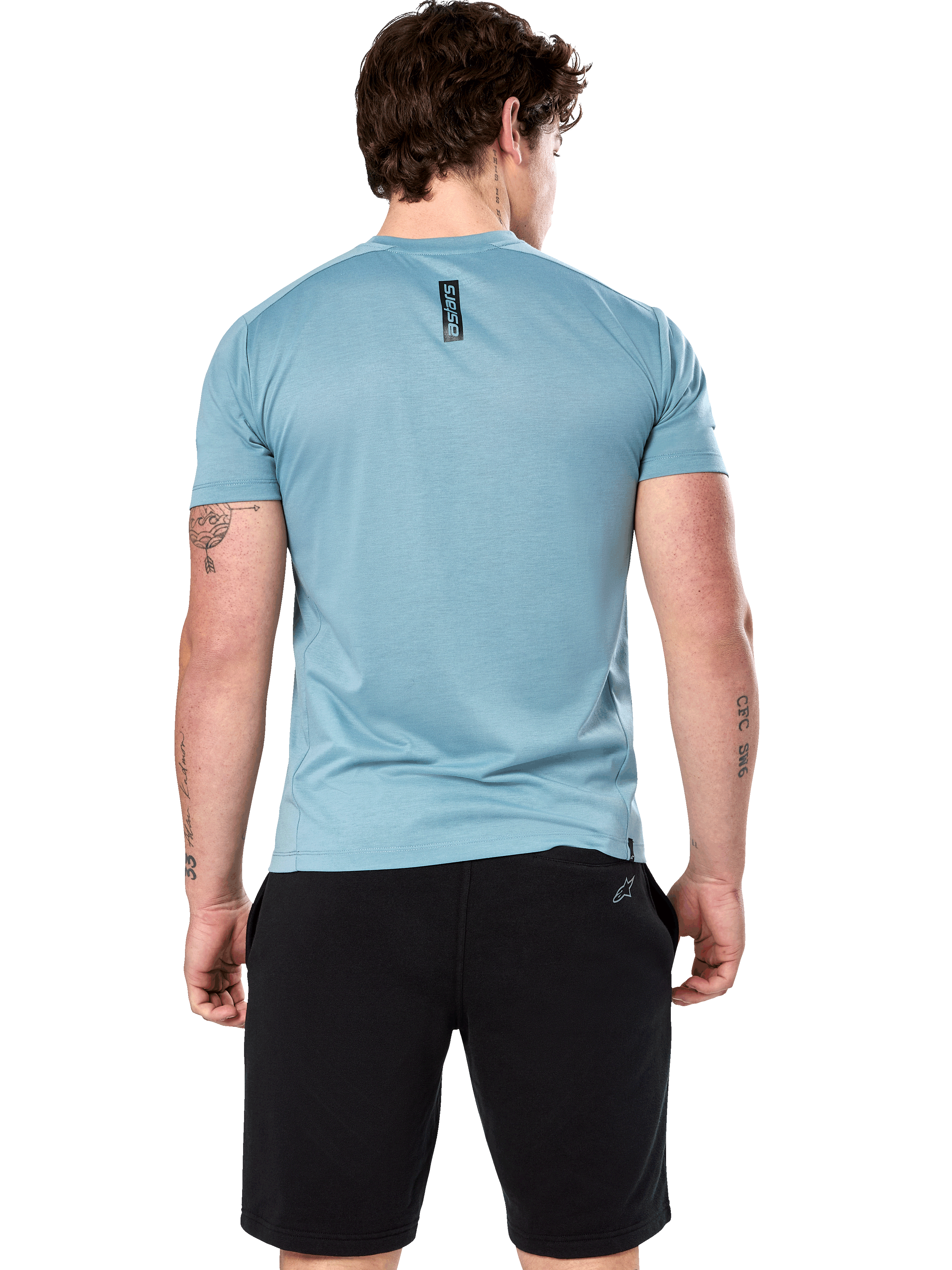 Alpinestars Point Performance Tee, kurzärmliges T-Shirt, Ice Blue, Rückansicht am Modell mit vertikalem schwarzem Astars-Schriftzug, kombiniert mit schwarzen Shorts, lässige Performance-Sportbekleidung