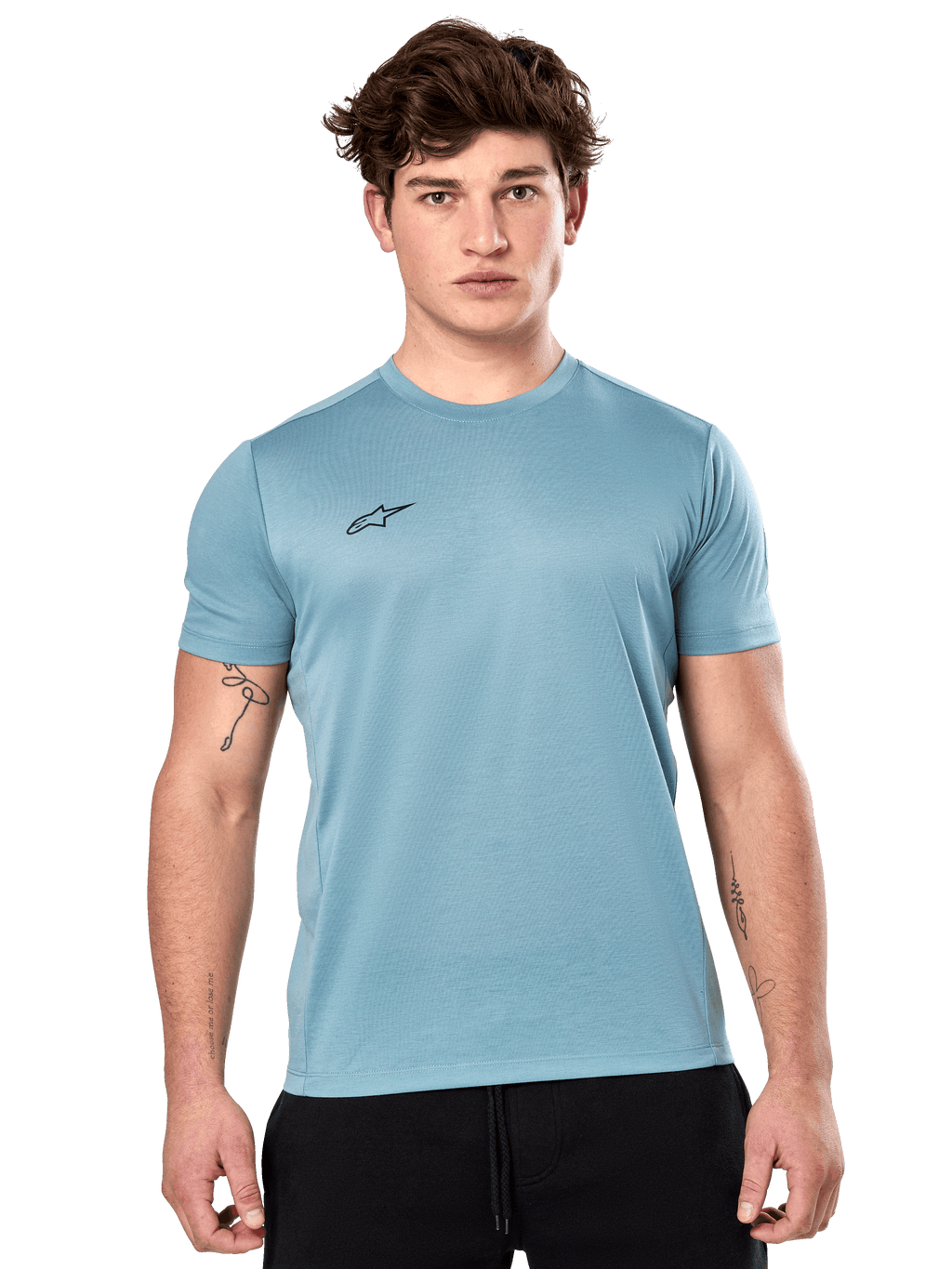 Alpinestars Point Performance Tee, Kurzarm-T-Shirt, Hellblau, mit kleinem schwarzen Logo auf der Brust, getragen von einem Modell mit schwarzen Shorts, lässige Performance-Sportbekleidung