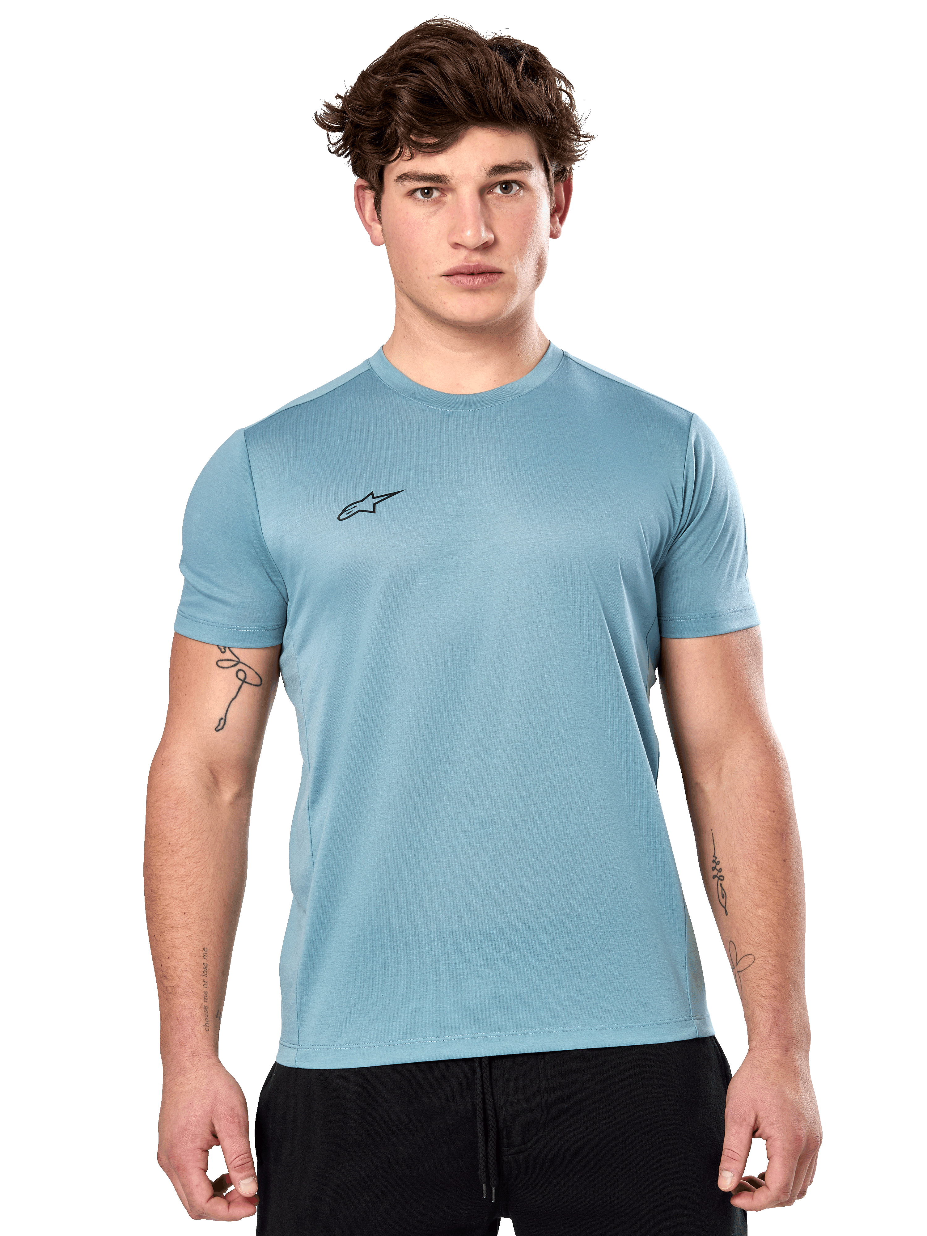 Alpinestars Point Performance Tee, Kurzarm-T-Shirt, Hellblau, mit kleinem schwarzen Logo auf der Brust, getragen von einem Modell mit schwarzen Shorts, lässige Performance-Sportbekleidung