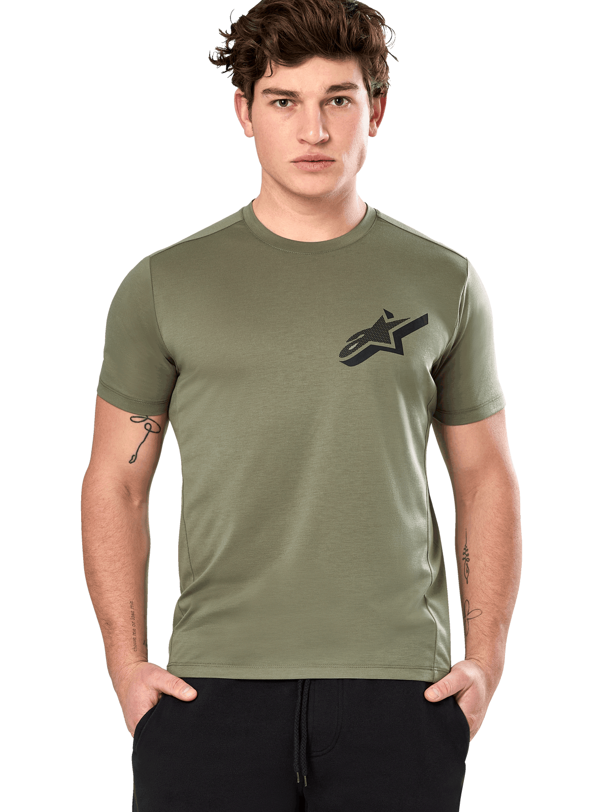 Alpinestars Attrition Performance Tee, Kurzarm-T-Shirt, Hellgrün, schwarzes Astars-Logo auf der Brust, feuchtigkeitsableitendes Funktionsmaterial, Model trägt schwarze Hose, lässige Sportbekleidung