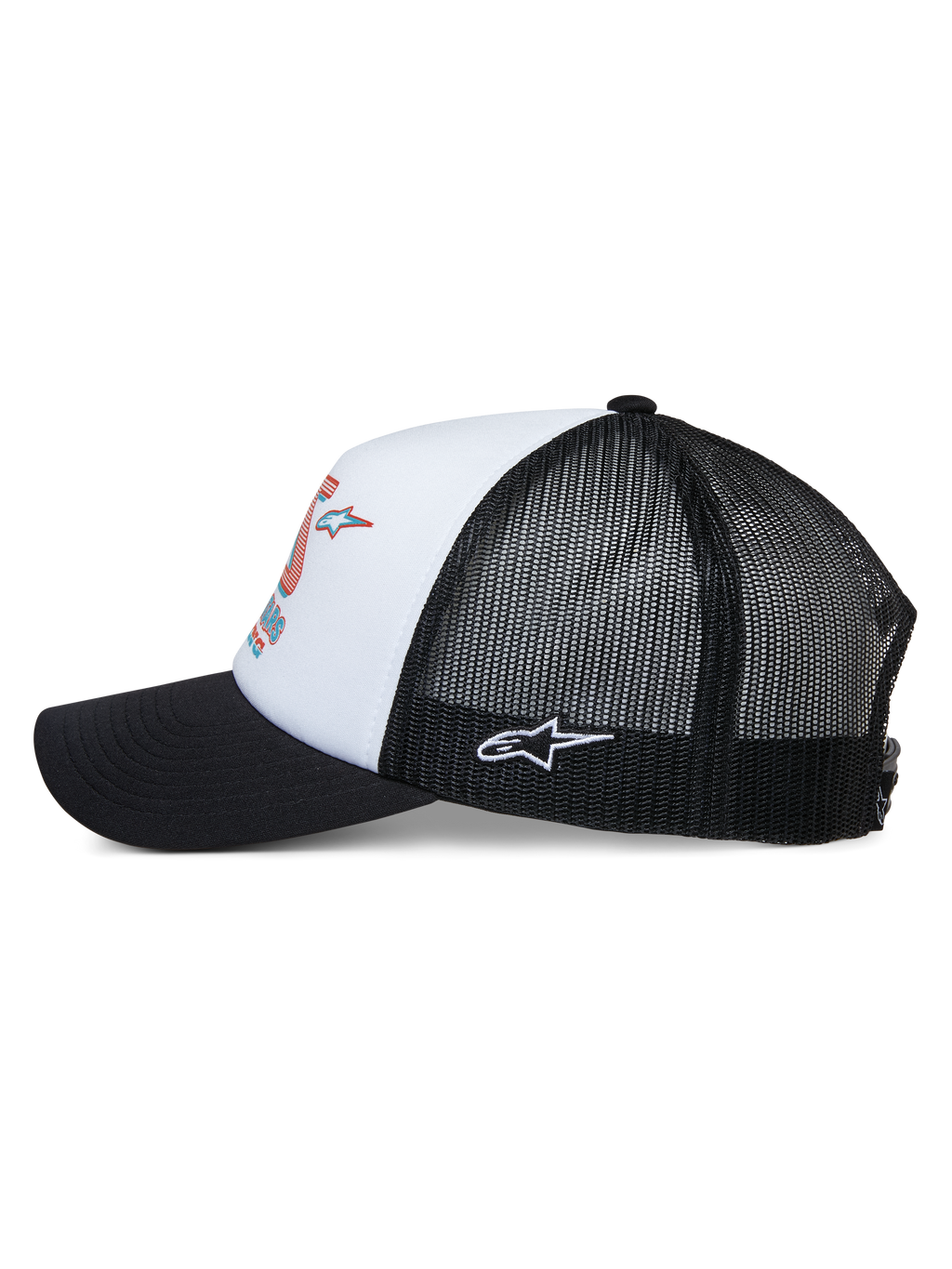 Alpinestars Ayess Trucker-Mütze, Seitenansicht, weiße Schaumstoffkrone mit farbenfrohem Rennsport-Aufdruck, schwarzer gebogener Schirm, schwarze Mesh-Einsätze mit weiß gesticktem Astar-Logo an der Seite, lässige, vom Motorsport inspirierte Kopfbedeckung