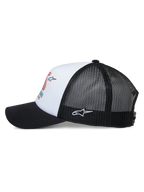 Alpinestars Ayess Trucker-Mütze, Seitenansicht, weiße Schaumstoffkrone mit farbenfrohem Rennsport-Aufdruck, schwarzer gebogener Schirm, schwarze Mesh-Einsätze mit weiß gesticktem Astar-Logo an der Seite, lässige, vom Motorsport inspirierte Kopfbedeckung
