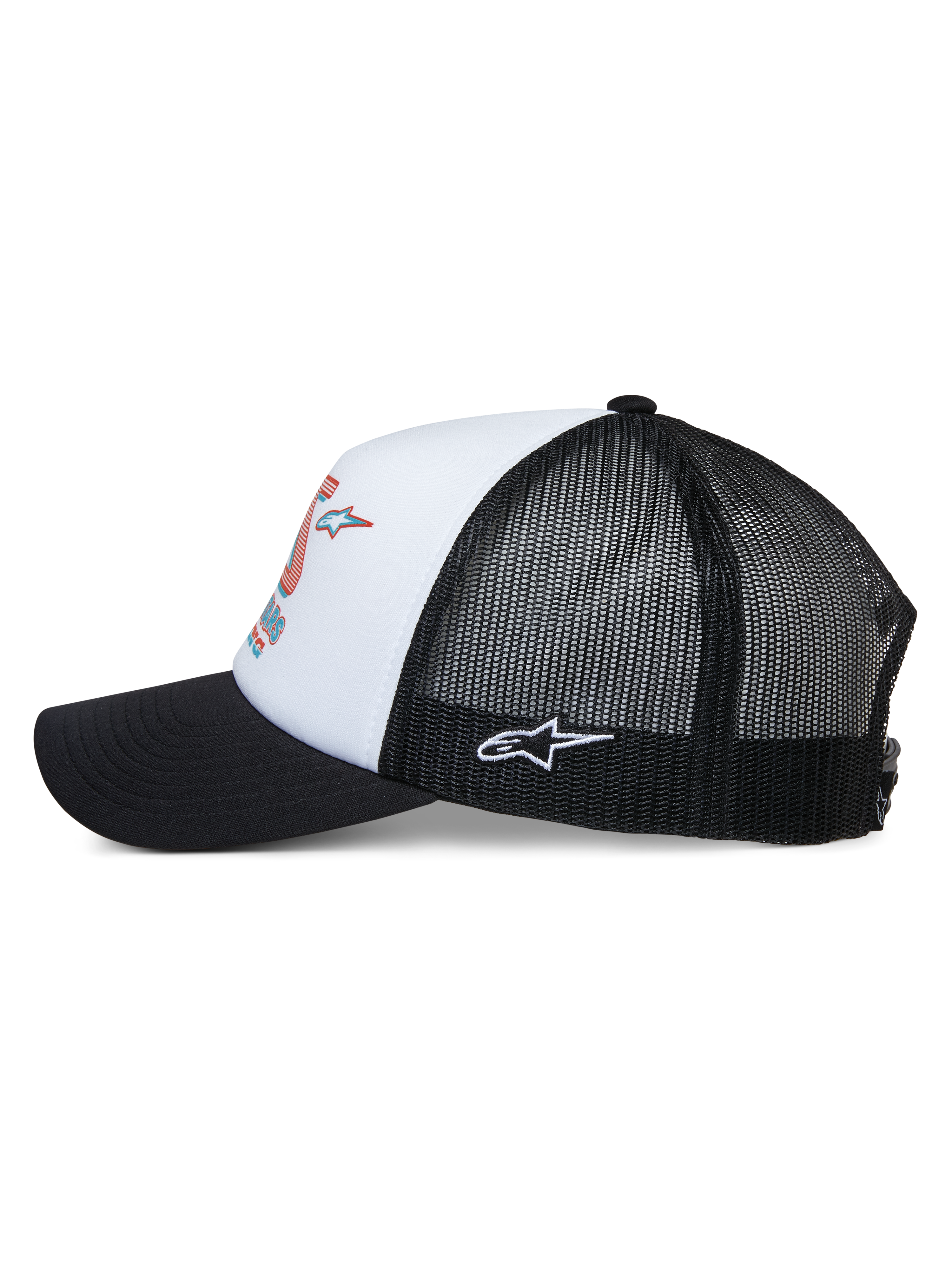 Alpinestars Ayess Trucker-Mütze, Seitenansicht, weiße Schaumstoffkrone mit farbenfrohem Rennsport-Aufdruck, schwarzer gebogener Schirm, schwarze Mesh-Einsätze mit weiß gesticktem Astar-Logo an der Seite, lässige, vom Motorsport inspirierte Kopfbedeckung