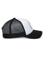 Alpinestars Ayess Trucker-Mütze, Weiß und Schwarz, Seitenansicht mit gebogenem schwarzem Schirm, weißer Schaumstoffkrone mit Logo-Print vorne und atmungsaktiver schwarzer Mesh-Rückseite, lässige Motorsport-Kopfbedeckung