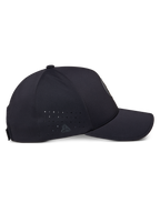 Alpinestars Apex Mütze, Seitenprofil, Schwarz, mit strukturierter Krone und gebogenem Schirm, Perforierungen an den Seitenpaneelen, kleinem reflektierendem Logo und glatter nahtloser Konstruktion für einen cleanen Look