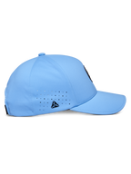 Alpinestars Apex Mütze, Blau, technische Baseball-Cap, Seitenprofil mit gebogenem Schirm und strukturierter Krone, lasergeschnittene Belüftungslöcher mit kleinem schwarzen Dreieckslogo, modernes feuchtigkeitsableitendes Material