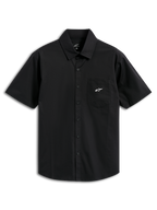 Alpinestars Strive Woven Hemd, Kurzarmhemd mit Knopfleiste, Schwarz, mit weißem Astar-Logo auf der Brusttasche, klassischem Kragen und Knopfleiste vorne, lässige, vom Motorsport inspirierte Streetwear