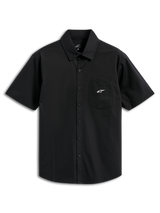 Alpinestars Strive Woven Hemd, Kurzarmhemd mit Knopfleiste, Schwarz, mit weißem Astar-Logo auf der Brusttasche, klassischem Kragen und Knopfleiste vorne, lässige, vom Motorsport inspirierte Streetwear