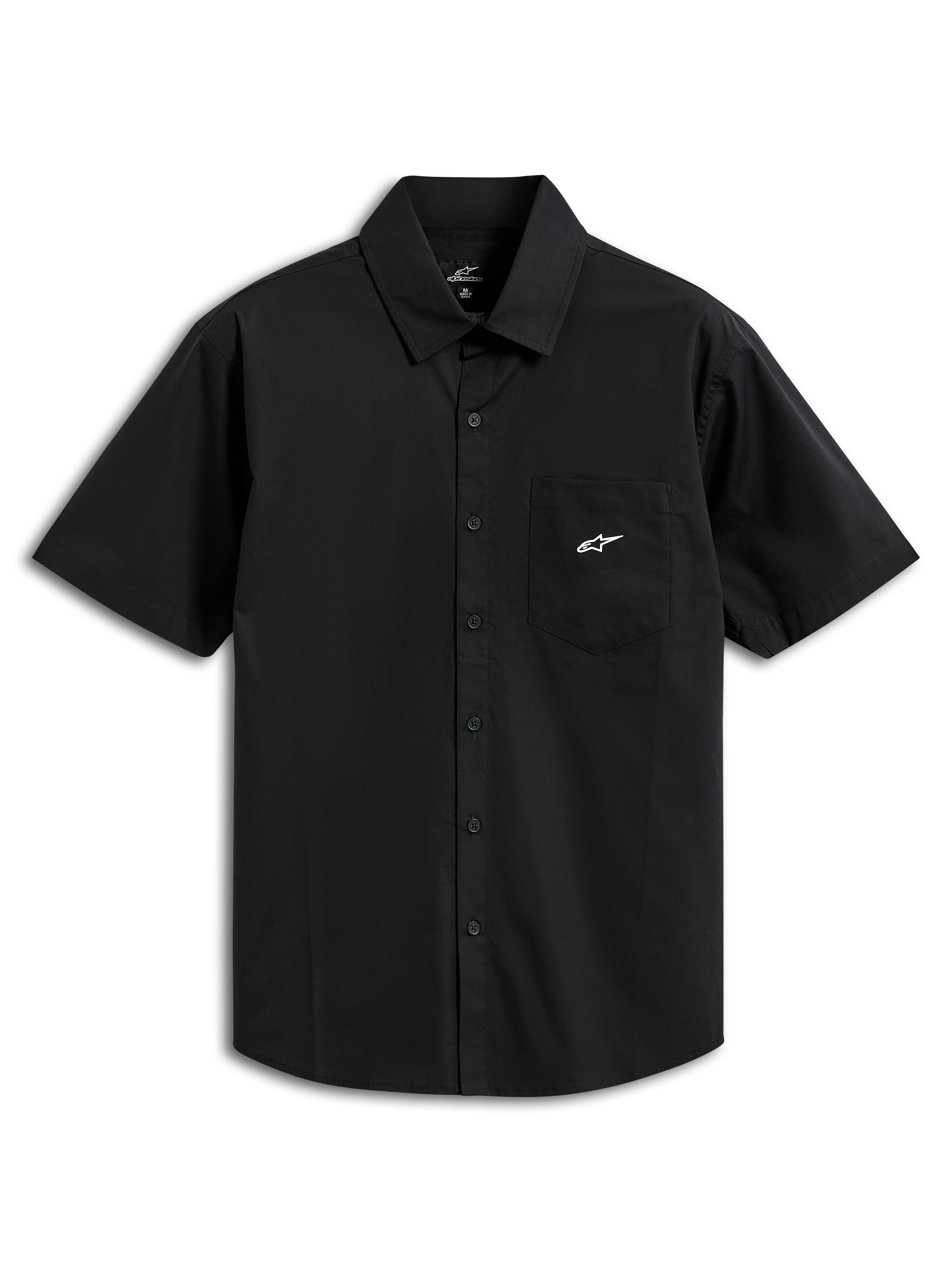 Alpinestars Strive Woven Hemd, Kurzarmhemd mit Knopfleiste, Schwarz, mit weißem Astar-Logo auf der Brusttasche, klassischem Kragen und Knopfleiste vorne, lässige, vom Motorsport inspirierte Streetwear