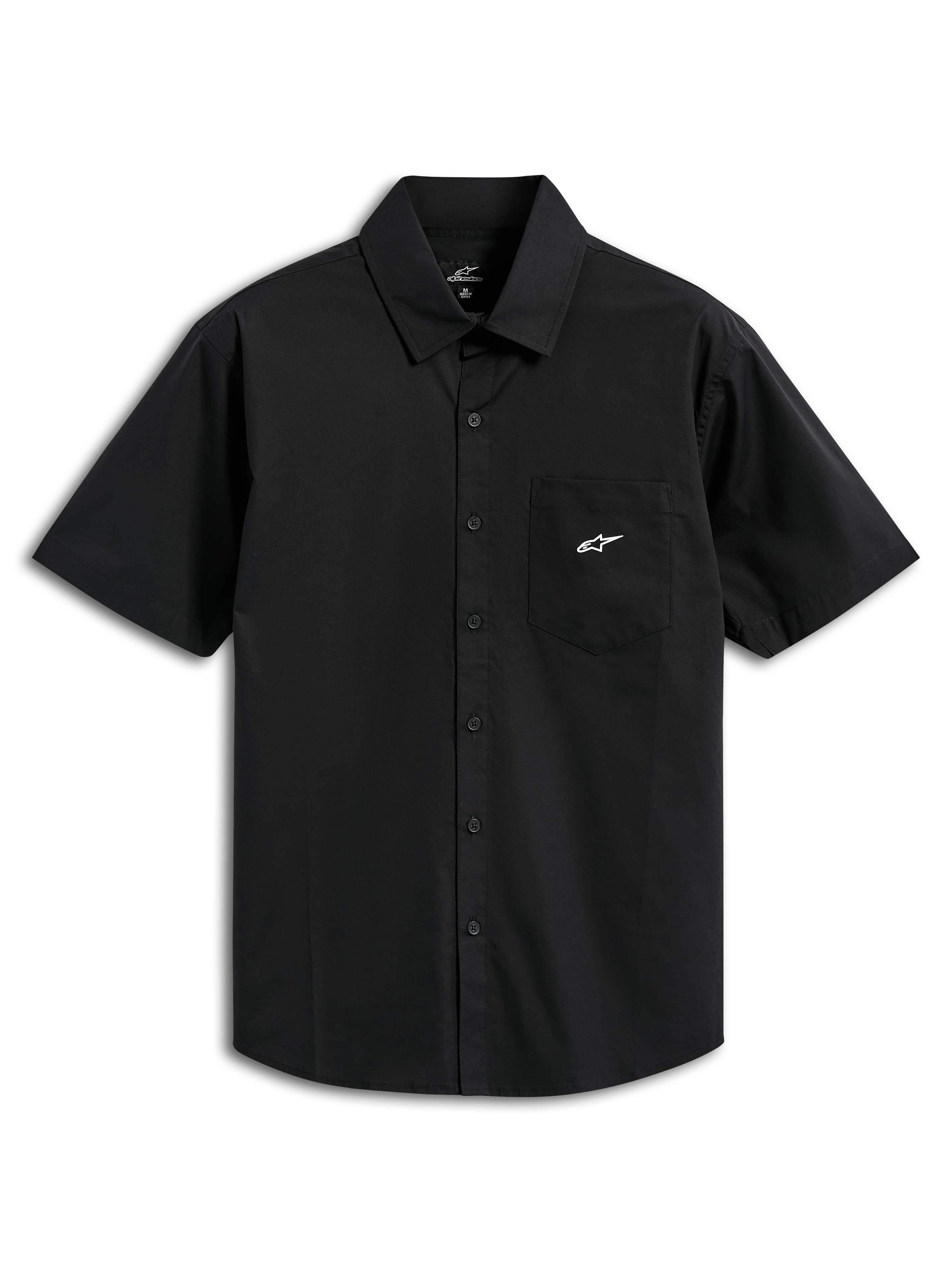 Alpinestars Strive Woven Hemd, Kurzarmhemd mit Knopfleiste, Schwarz, mit weißem Astar-Logo auf der Brusttasche, klassischem Kragen und Knopfleiste vorne, lässige, vom Motorsport inspirierte Streetwear