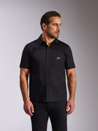 Alpinestars Strive Woven Hemd, kurzärmeliges Hemd mit Knopfleiste, Schwarz, weißes Alpinestars-Logo auf der Brusttasche, lässige Motorsport-Streetwear